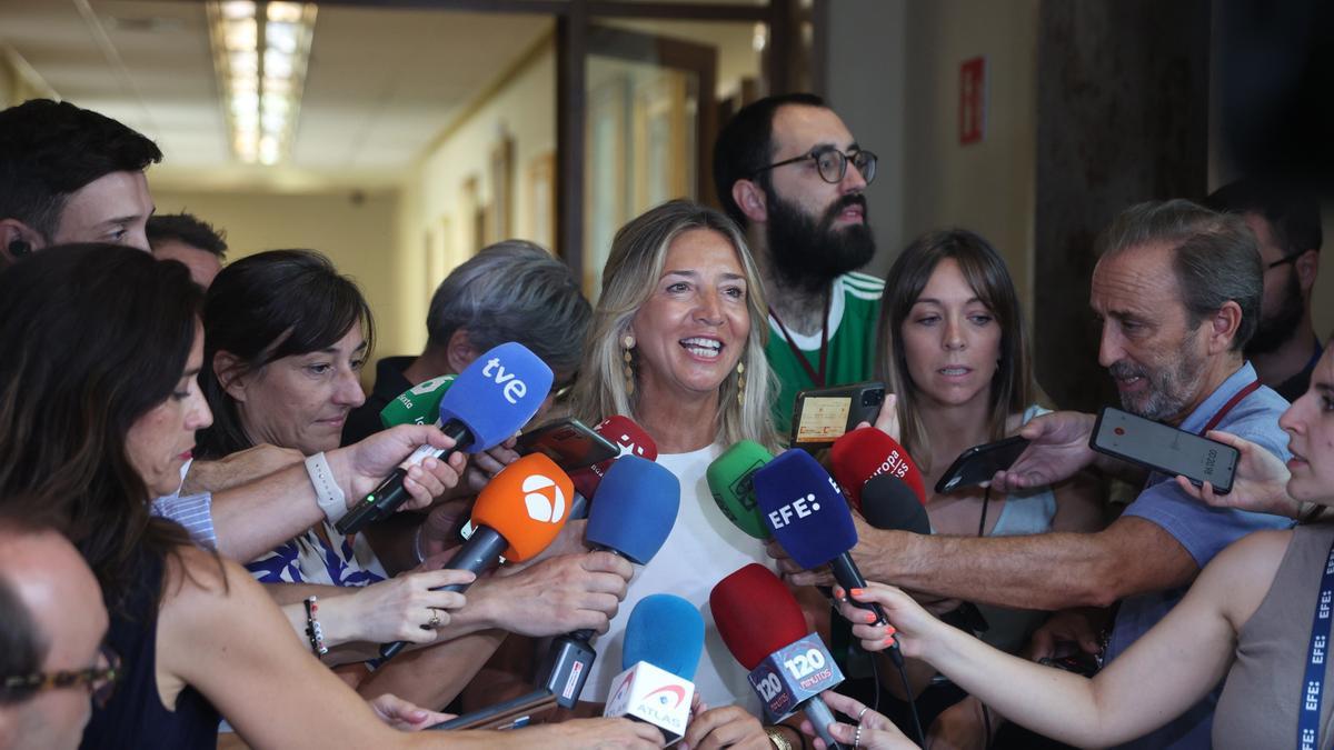 La portavoz del PP en el Senado, Alicia García, atiende a los medios de comunicación antes de la comparecencia del ministro de Asuntos Exteriores, José Manuel Albares, en el Senado, a 13 de agosto de 2024, en Madrid (España). El ministro ha explicado el c