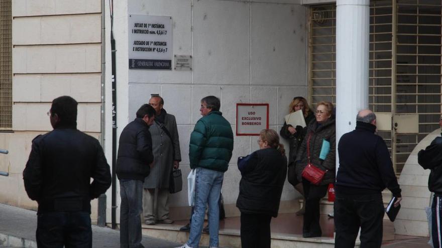 Ciudadanos del Partido Judicial de Alzira a la espera de ser atendidos por profesionales del turno de oficio.