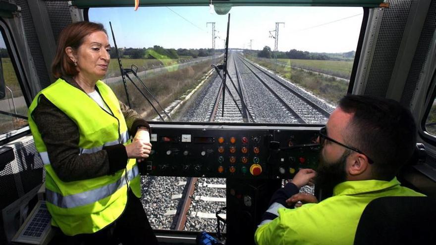 La ministra Ana Pastor visita las obras del Corredor.