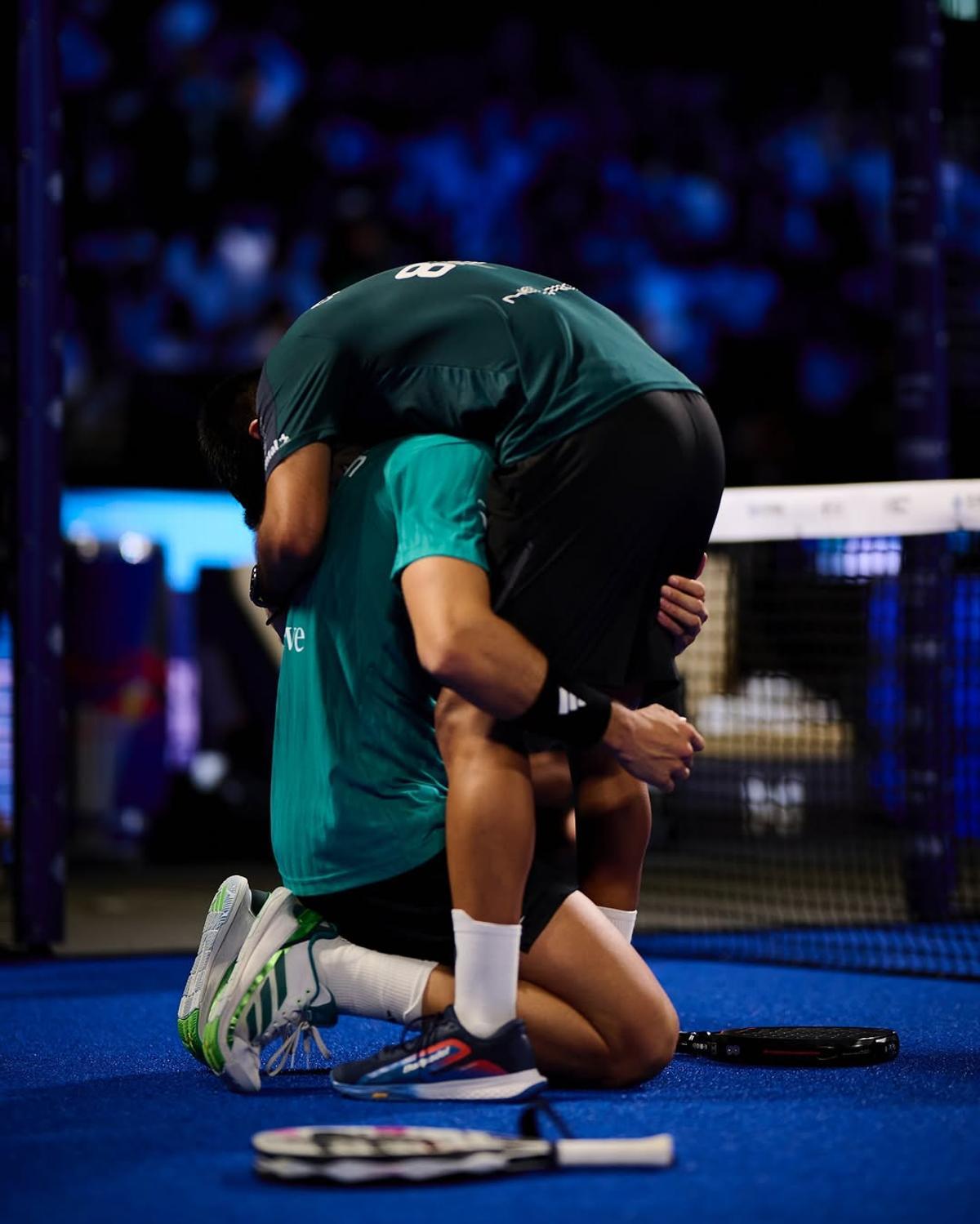 Chingotto y Galán abrazados tras la dura batalla de la final