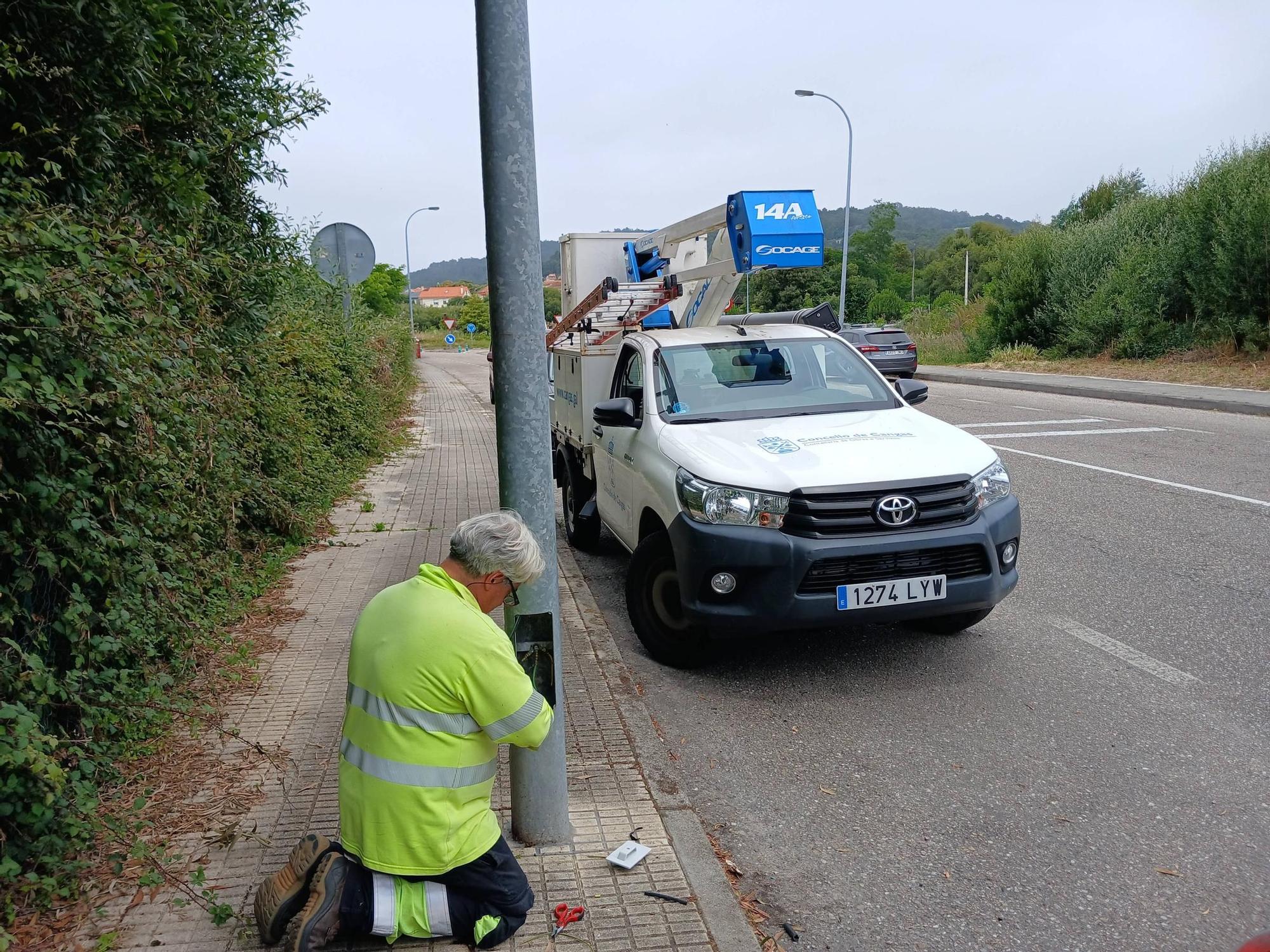 Operarios municipales, en su intervención del lunes, después del robo del cable de cobre