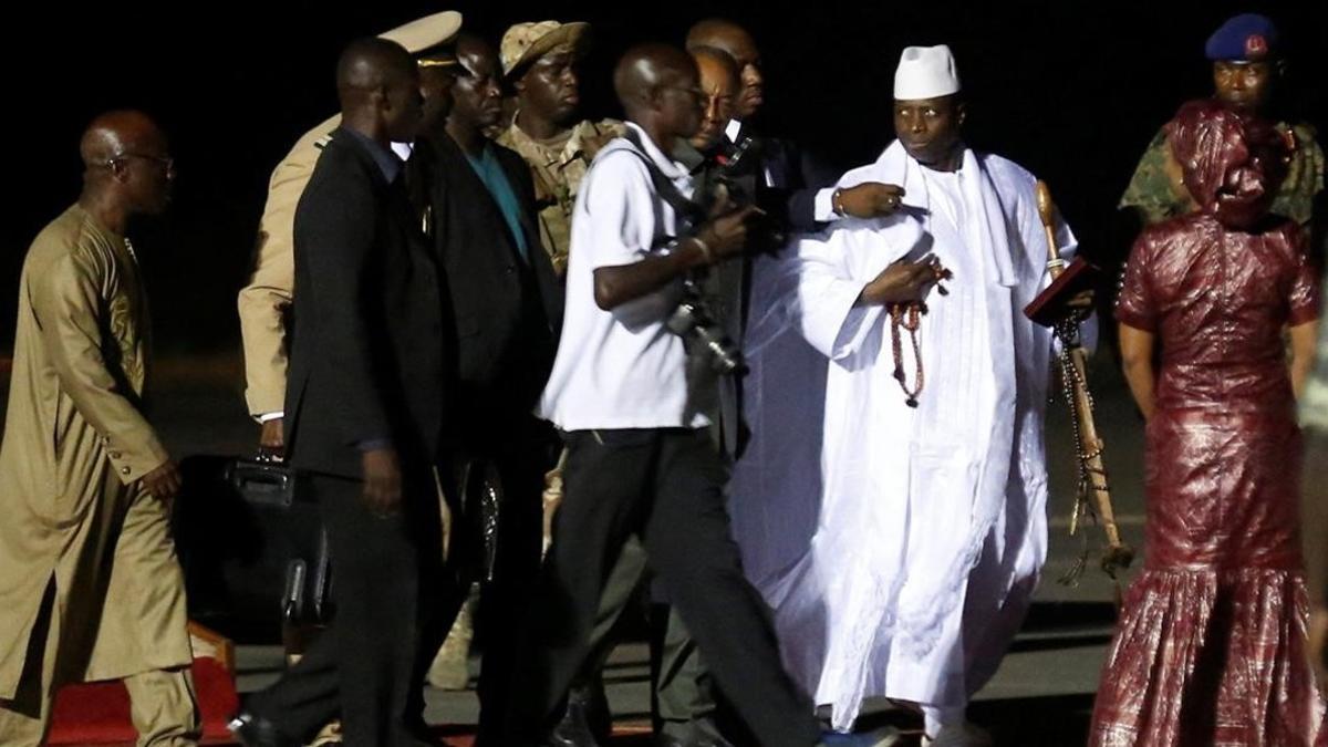 Yahya Jammeh a su llegada al aeropuerto para exiliarse a Guinea Ecuatorial.
