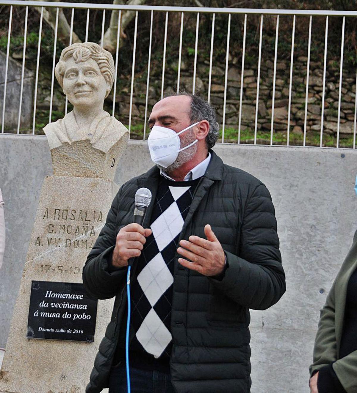 Anxo Angueira intervén ante o busto de Rosalía. | // GONZALO NÚÑEZ