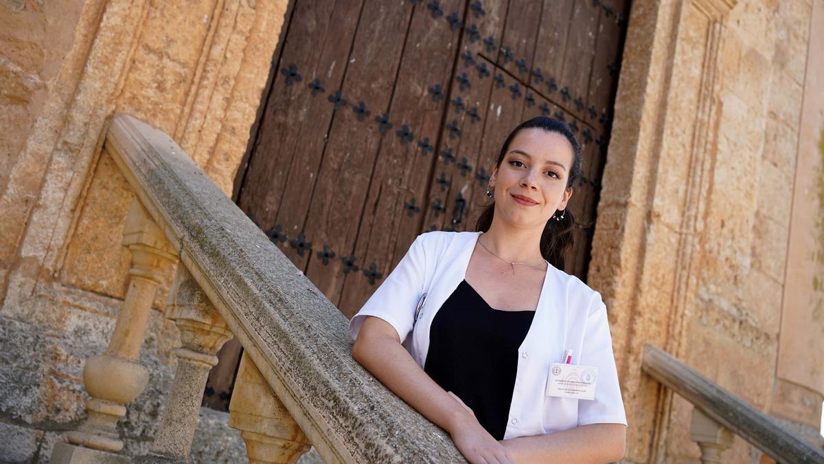 María Dolores Torres, estudiante de Farmacia becada con una Campus Rural