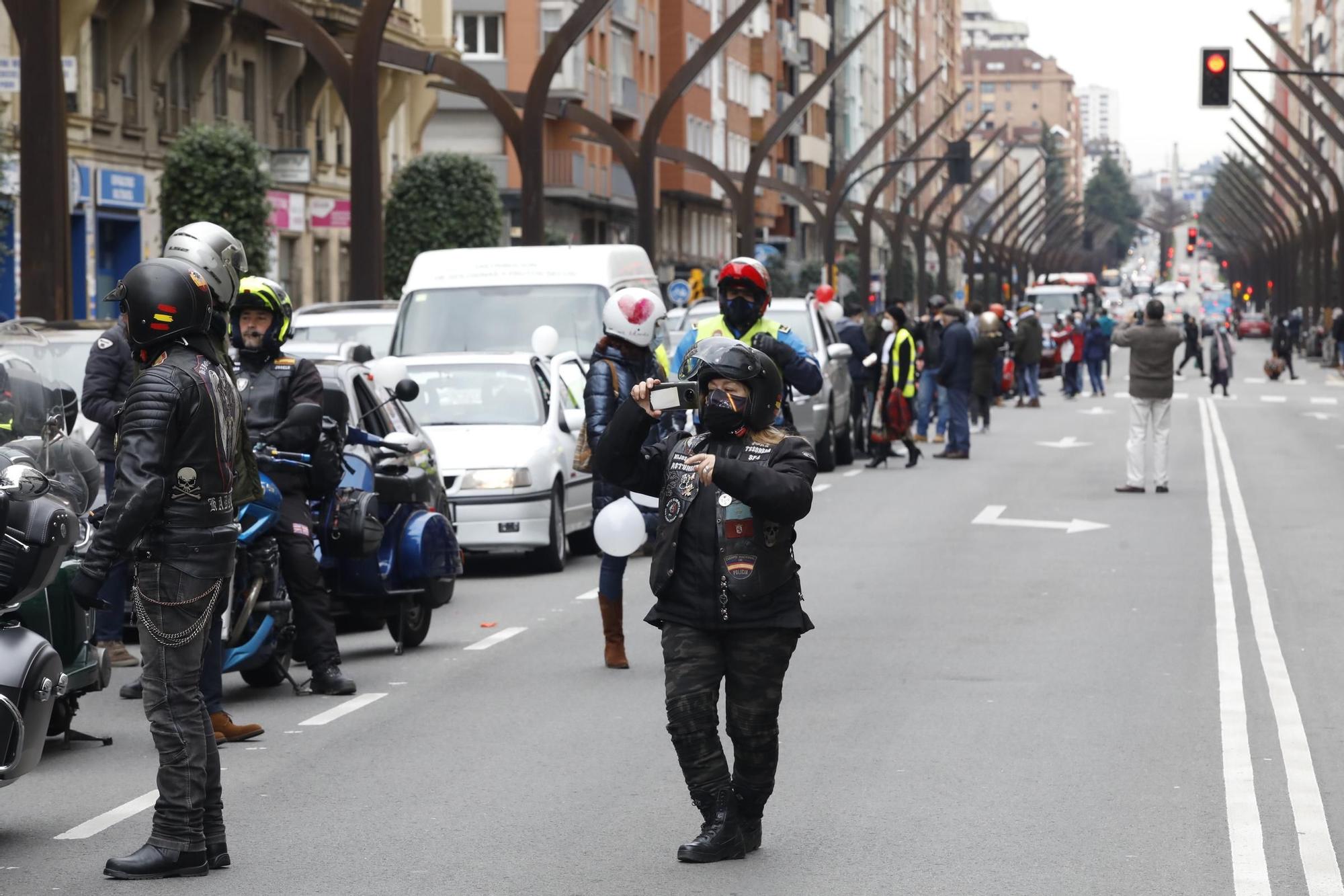 Centenares de vehículos clásicos marchan por Gijón contra la ordenanza de movilidad