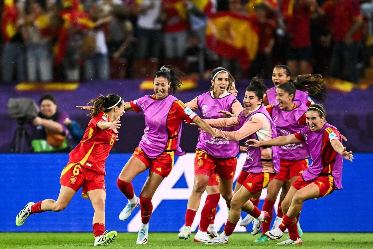 Spain's midfielder #06 Aitana Bonmati (L) celebrates with teammates after scoring Spain's first goal during the UEFA Women's Euro 2025 semi-final football match between Germany and Spain at the Letzigrund Stadium in Zurich, on July 23, 2025. (Photo by Fabrice COFFRINI / AFP)