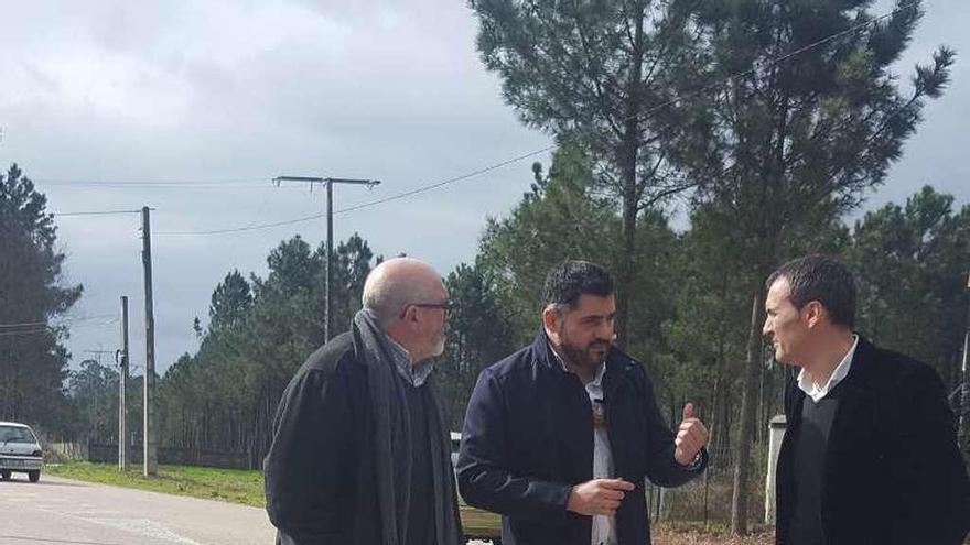 Uxío Benítez conversa con el alcalde de Tui, Enrique Cabaleiro, y el concejal, Martínez Tato, durante su visita a las carreteras. // D.B.M.