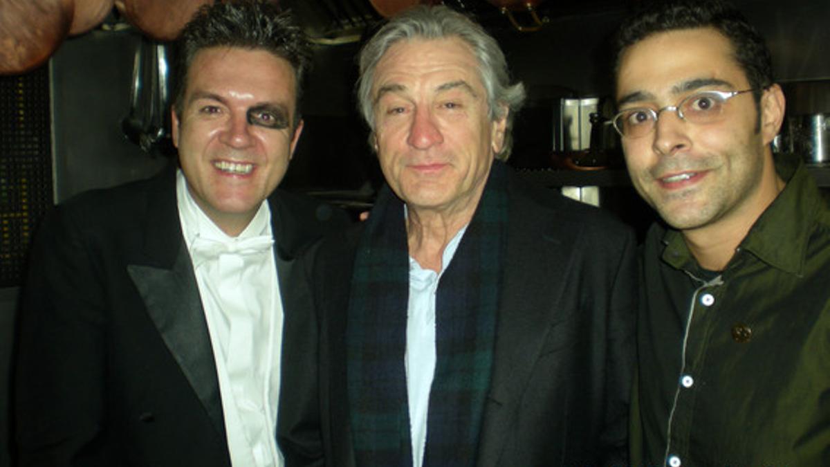 Kim Díaz, dueñodel Bar Mut, conDe Niro y un cliente del local, en el 2011.