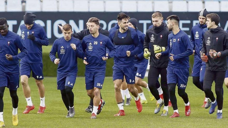 Los jugadores celestes trotan sobre el césped de Balaídos durante el entrenamiento celebrado ayer en el estadio vigués. // Marta G. Brea