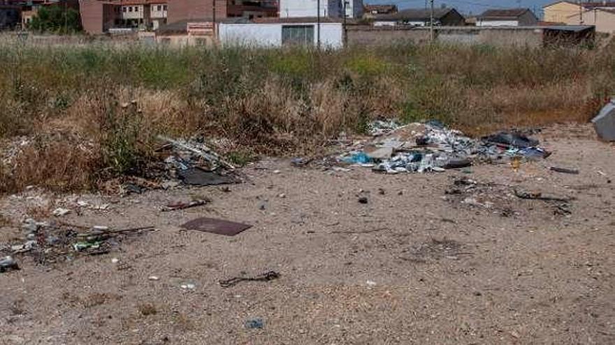 Basura acumulada en el solar junto a la calle Pontejos.