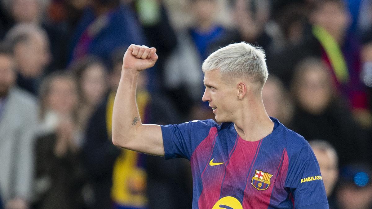 Dani Olmo levanta su puño tras anotar el primer gol durante del partido de liga entre el FC Barcelona y el Real Oviedo