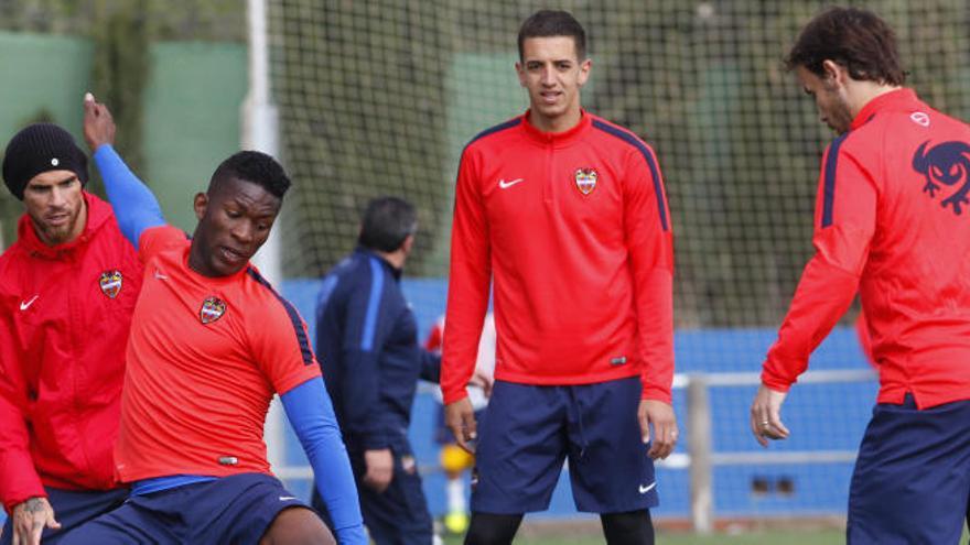 Medjani, Lerma, Feddal y Verdú, en el entrenamiento de ayer