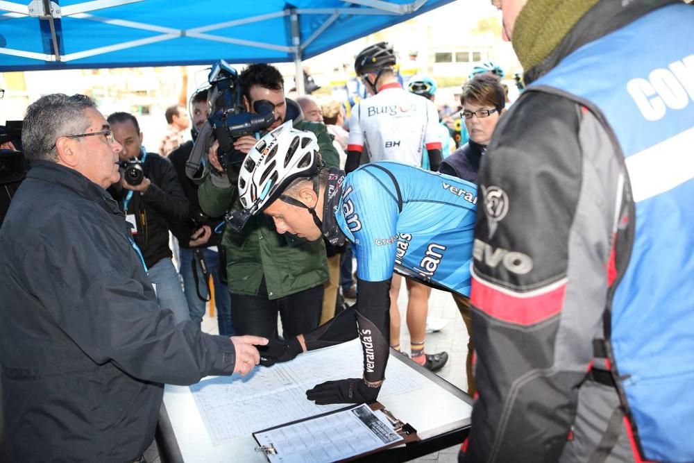 Ambiente a la salida y la llegada de la Vuelta Ciclista a Murcia