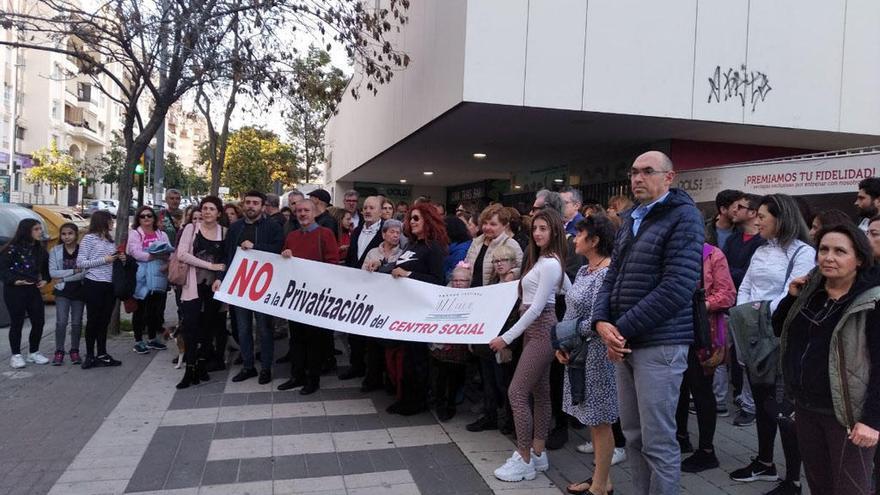 Concentración el lunes de vecinos delante del centro ciudadano y deportivo de Teatinos.