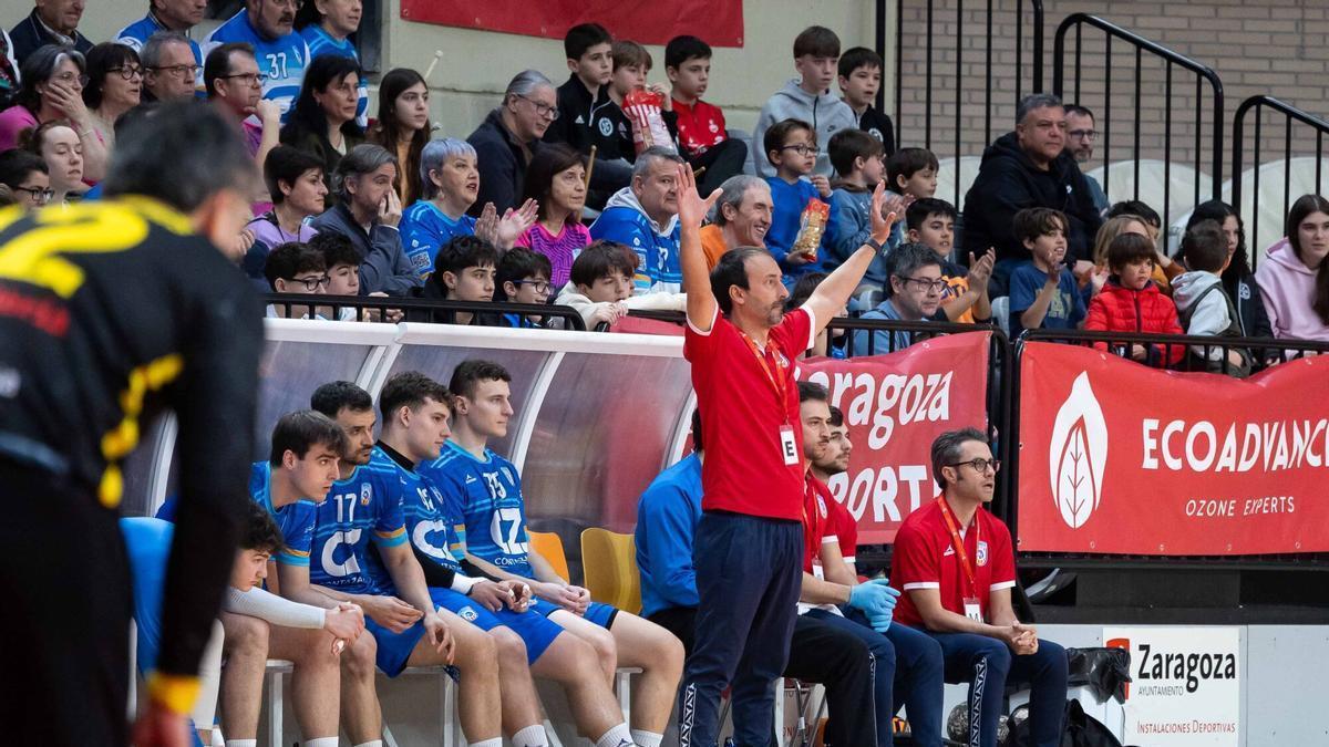 El entrenador de Contazara, Carlos García, da instrucciones a sus jugadores.
