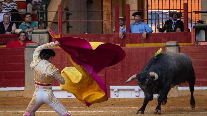 Crítica de la primera de la Feria del Pilar: Ni olés ni ayes, los novillos de Los Maños dejaron estar