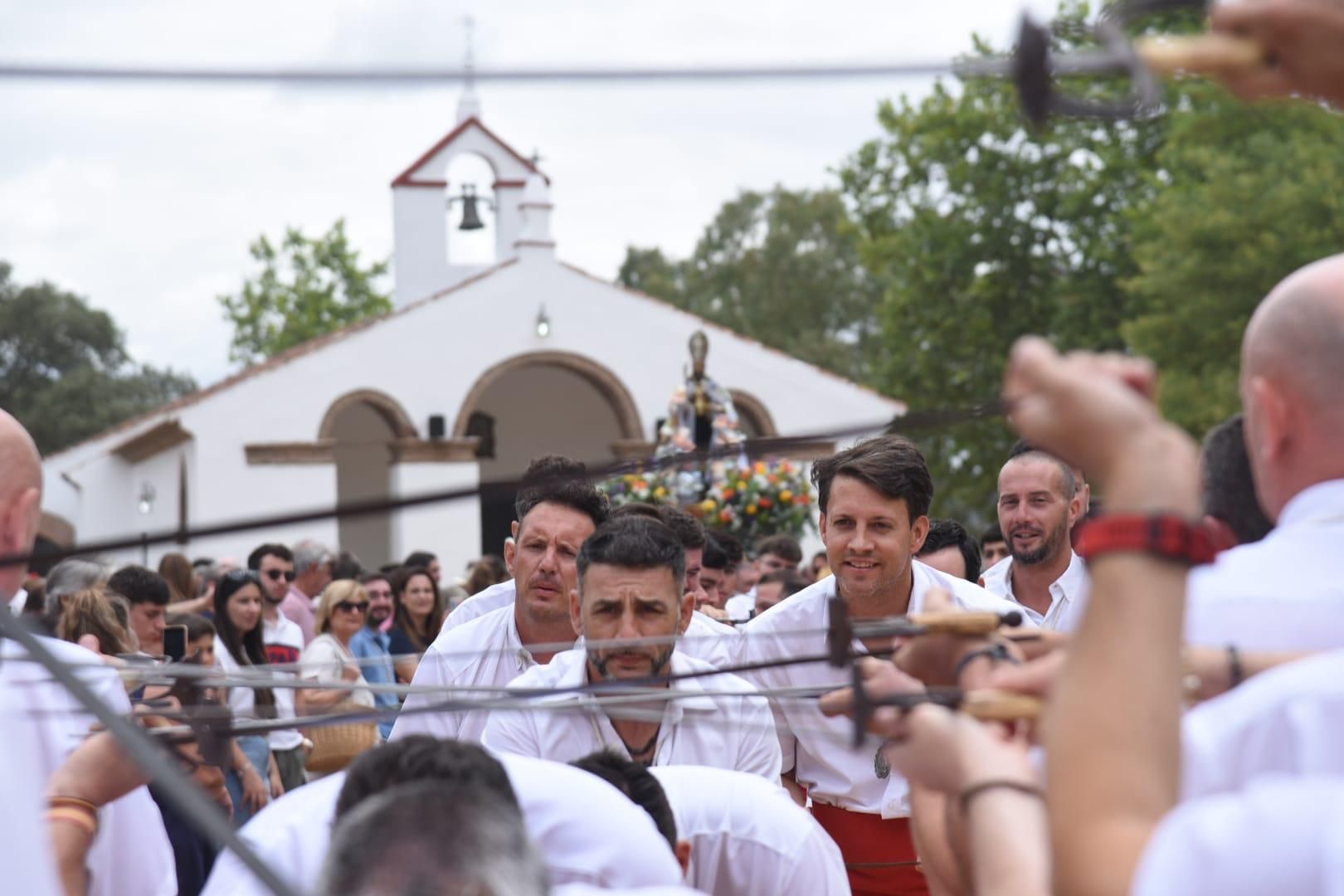 Obejo celebra su tradicional Danza de las Espadas en honor de San Benito