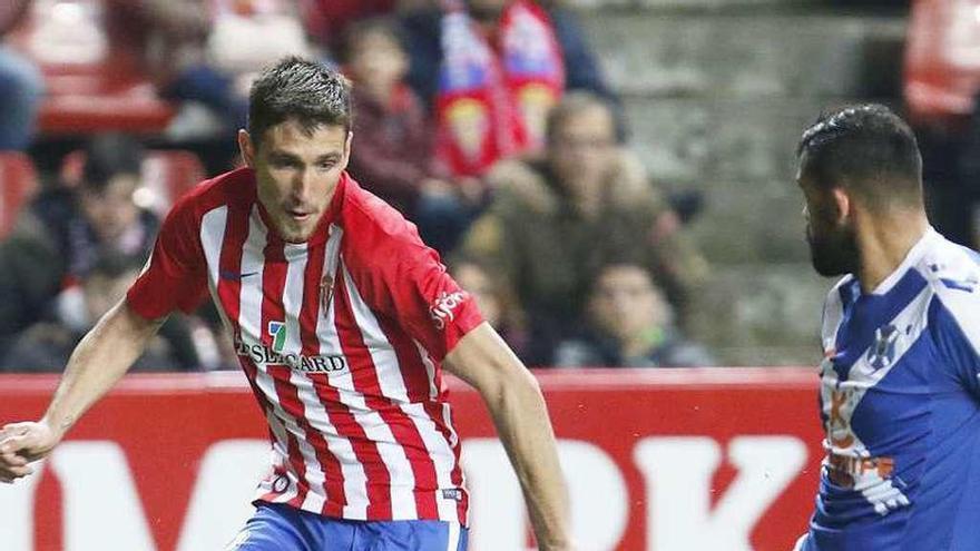 Scepovic golpea el balón ante la presión de Alberto.