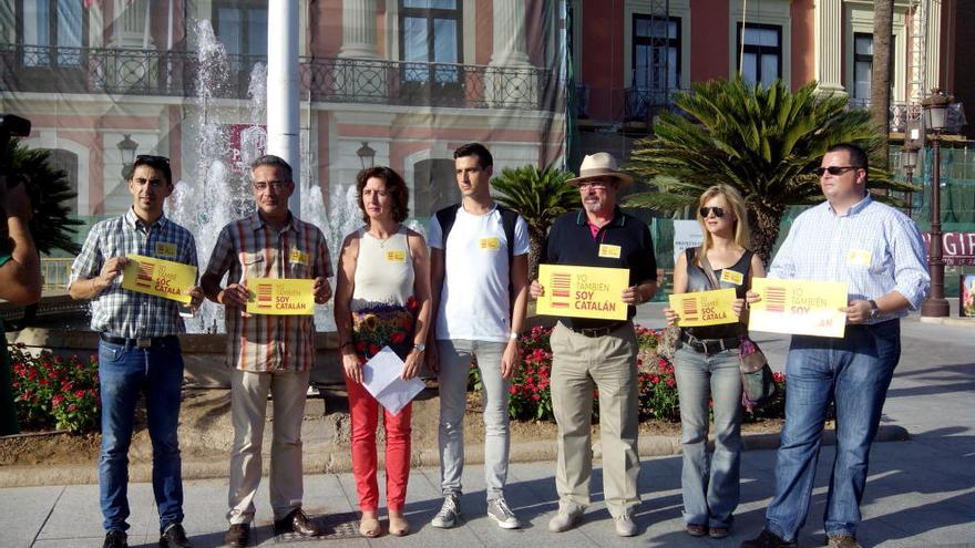 Responsables de UPyD murcia, ayer tras leer el manifiesto.