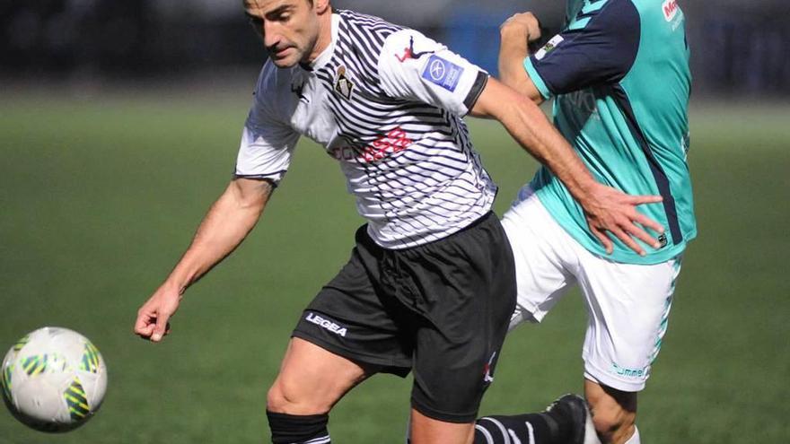 Quero intenta controlar el balón en el choque frente al Racing de Santander.