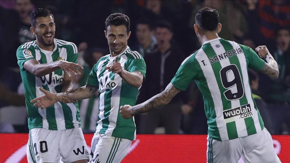 Ceballos, a la izquierda, y Rubén Castro, en el centro, celebran con Sanabria un gol del Betis