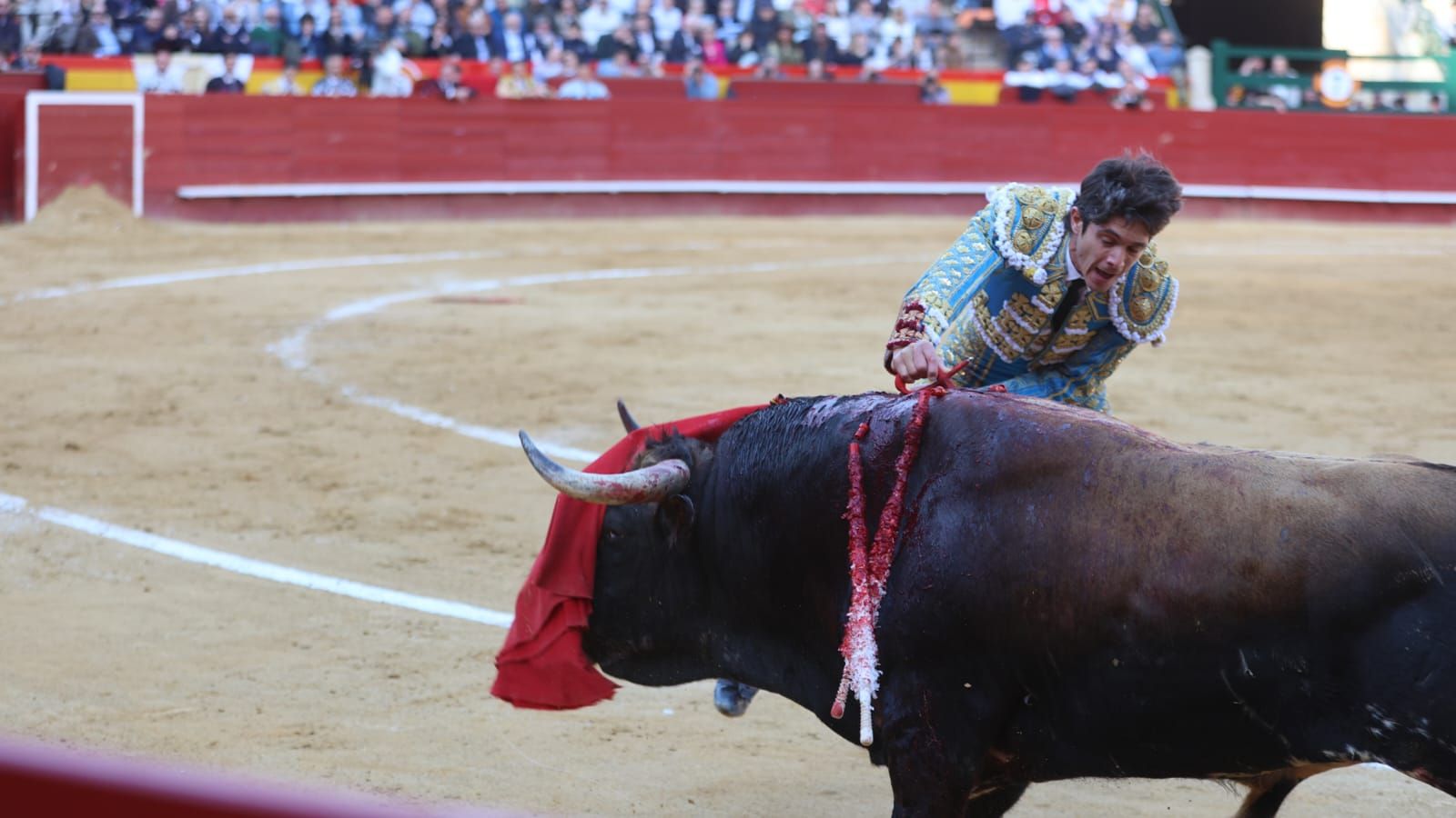 Vicente, Carmen Lomana y Enrique Ponce en la corrida de toros del 16 de marzo en València