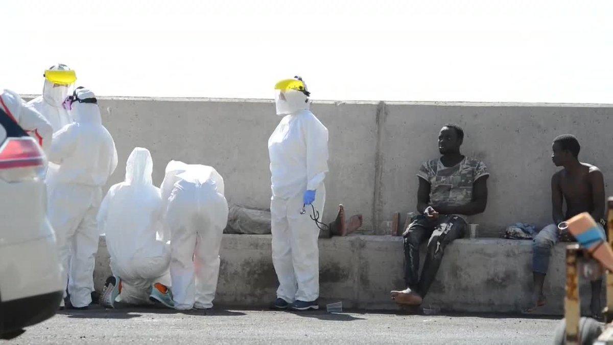 Inmigrantes rescatados de dos pateras y tres cayucos desembarcados en Gran Canaria, El Hierro y Tenerife.