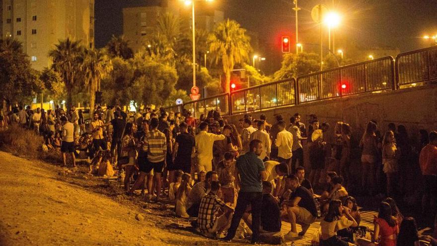 Jóvenes en la zona de botellón en la playa de San Juan hace una semana.