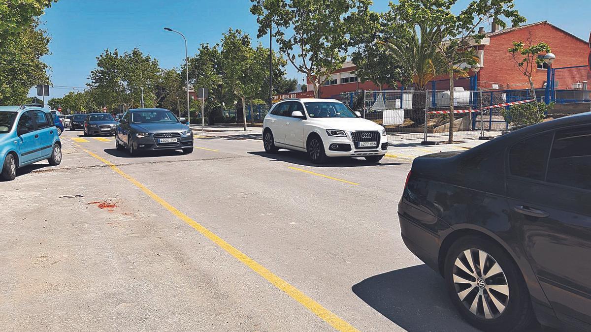 Vehículos circulando ayer por en el tramo donde antes acababa la calle Barca del Bou. | A.V.