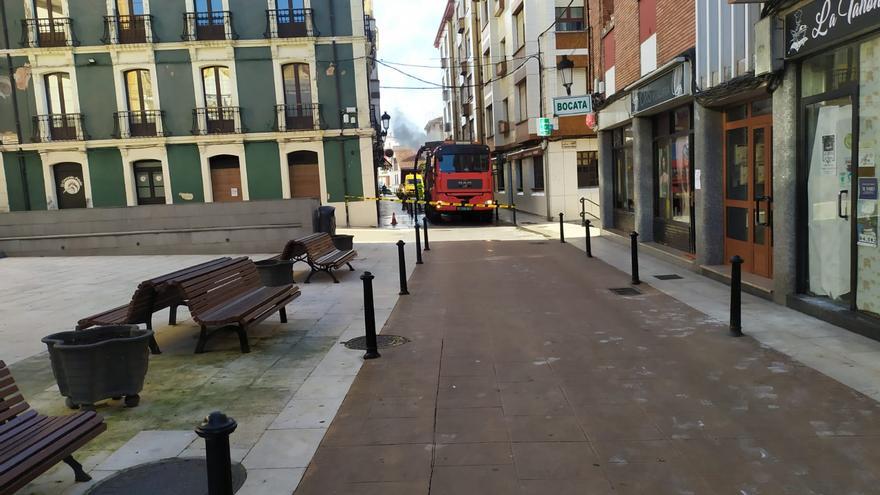 Solventados los problemas en la red de saneamiento de la calle candasina Valdés Pumarino