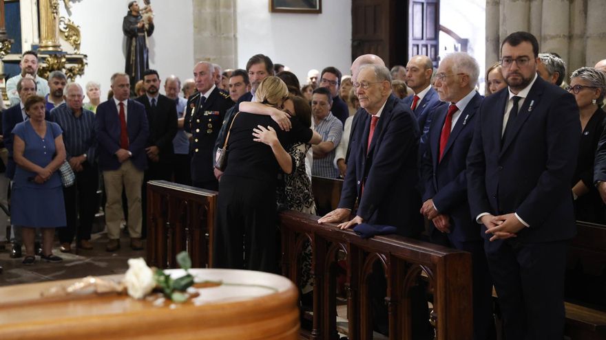 Así fue el emotivo funeral de Antonio Trevín en Llanes, &quot;un buen hombre que hacía fácil el diálogo sincero y respetuosa la discrepancia&quot;