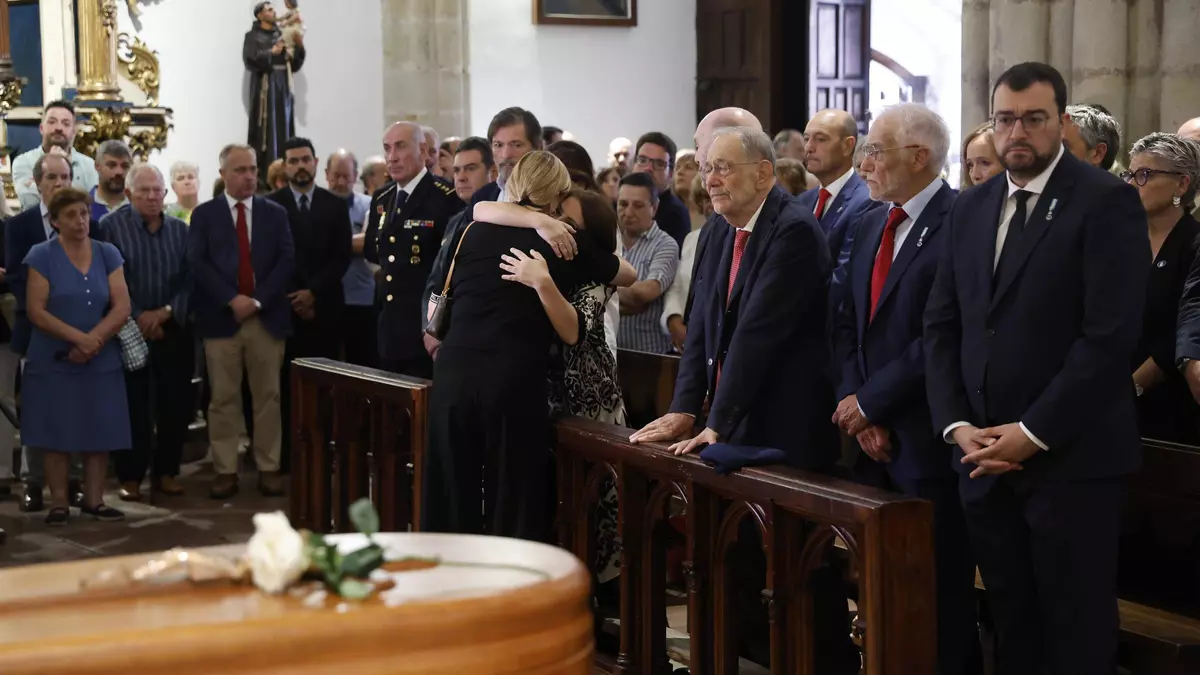 Así fue el emotivo funeral de Antonio Trevín en Llanes, "un buen hombre que hacía fácil el diálogo sincero y respetuosa la discrepancia"