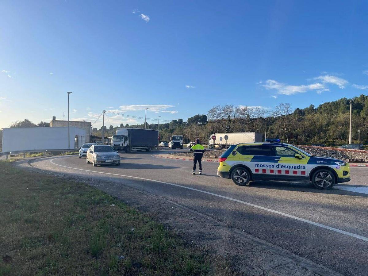 La Jonquera A causa de les ventades els camions tenen restringit l'accés a França AP-7 Mossos d'Esquadra desvien a aparcar