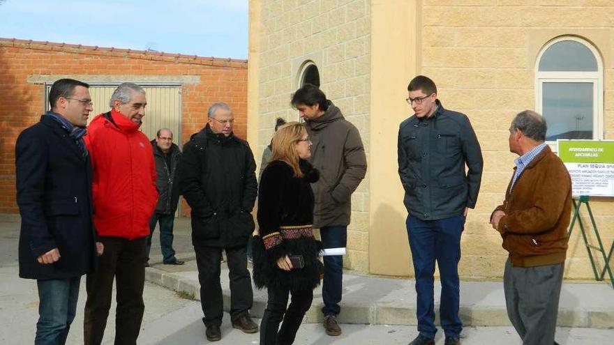 Mayte Martín Pozo con las autoridades locales de Arcenillas ante el depósito de agua.