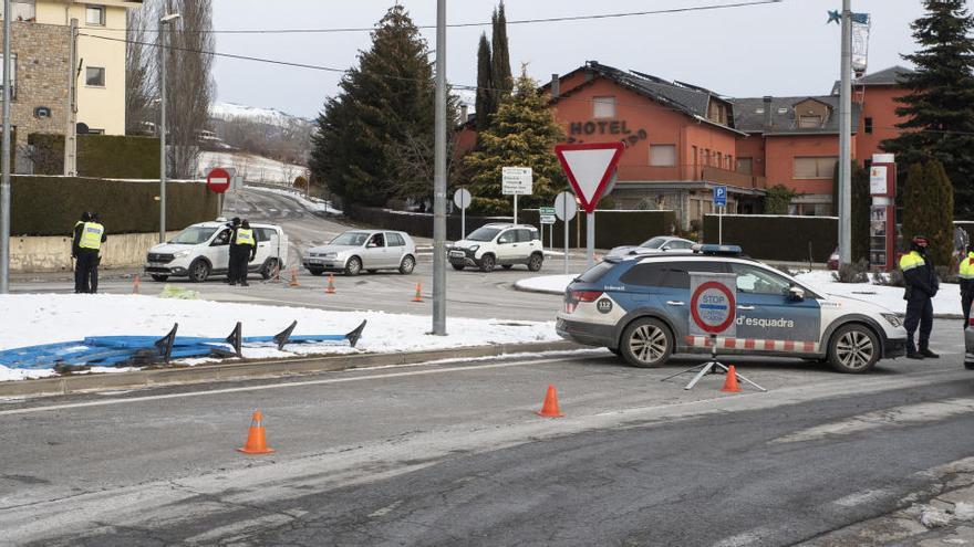 Control dels Mossos d&#039;Esquadra a la rotonda de Puigcerdà que connecta amb la carretera de Llívia