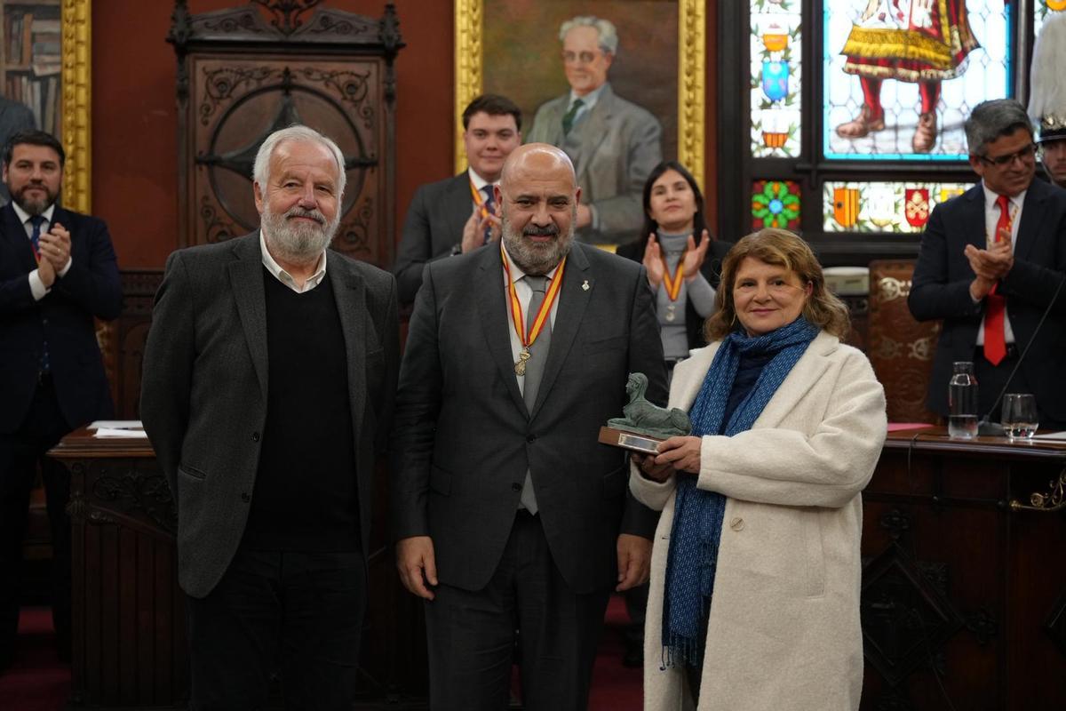 FOTOS | El Ayuntamiento de Palma entrega las Medallas de Oro de la Ciudad y nombra Hijas Ilustres a Pilar Juncosa Iglesias y Caty Juan del Corral FOTOS | El Ayuntamiento de Palma entrega las Medallas de Oro de la Ciudad y nombra Hijas Ilustres a Pilar Juncosa Iglesias y Caty Juan del Corral