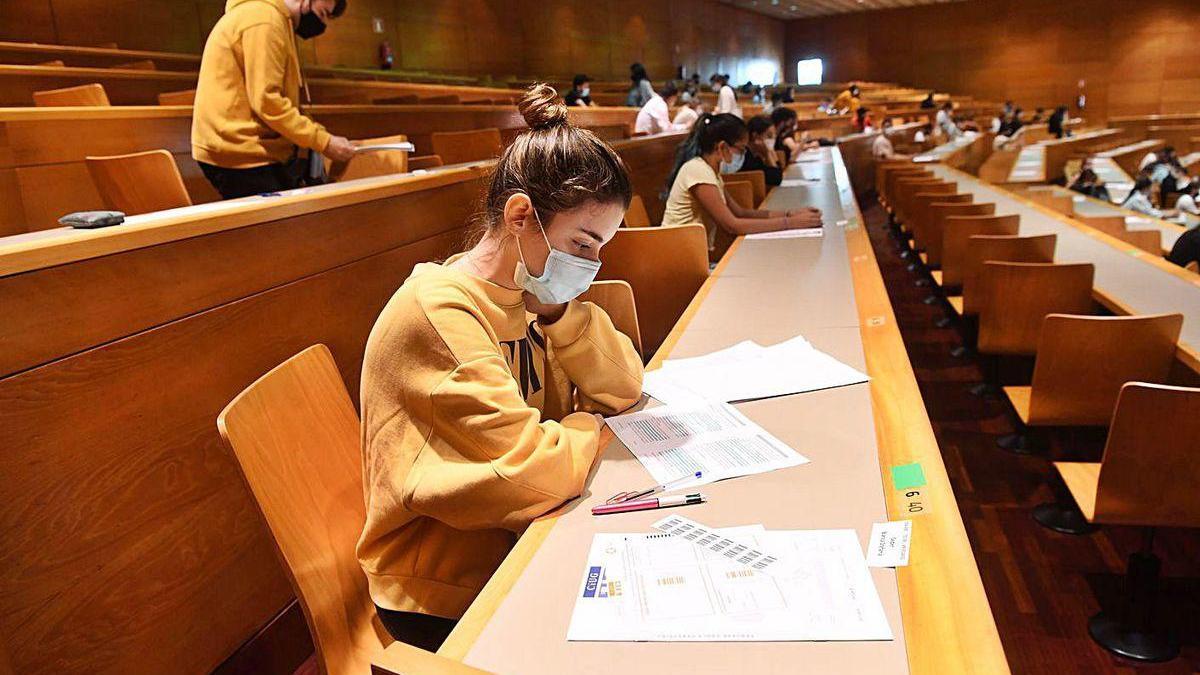 Alumnos realizan los exámenes, ayer, en A Coruña.