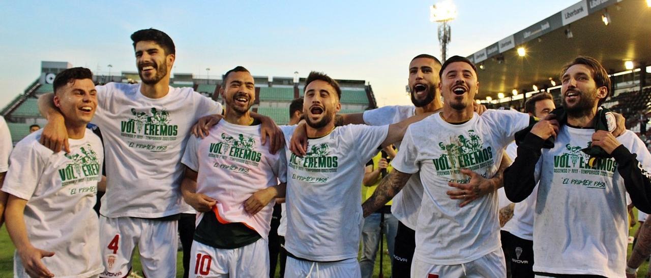 Jugadores del Córdoba CF celebran el ascenso en Mérida.