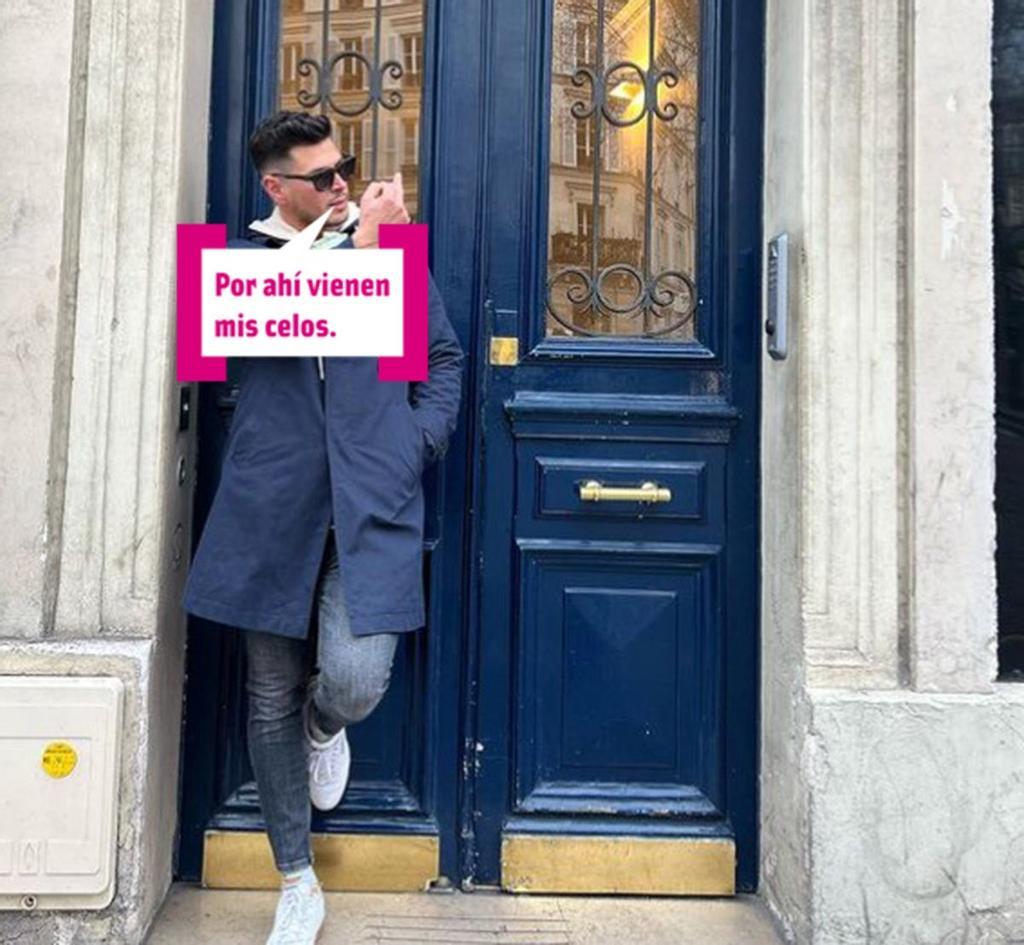 Alejandro Nieto posando en una puerta con bocadillo cuore