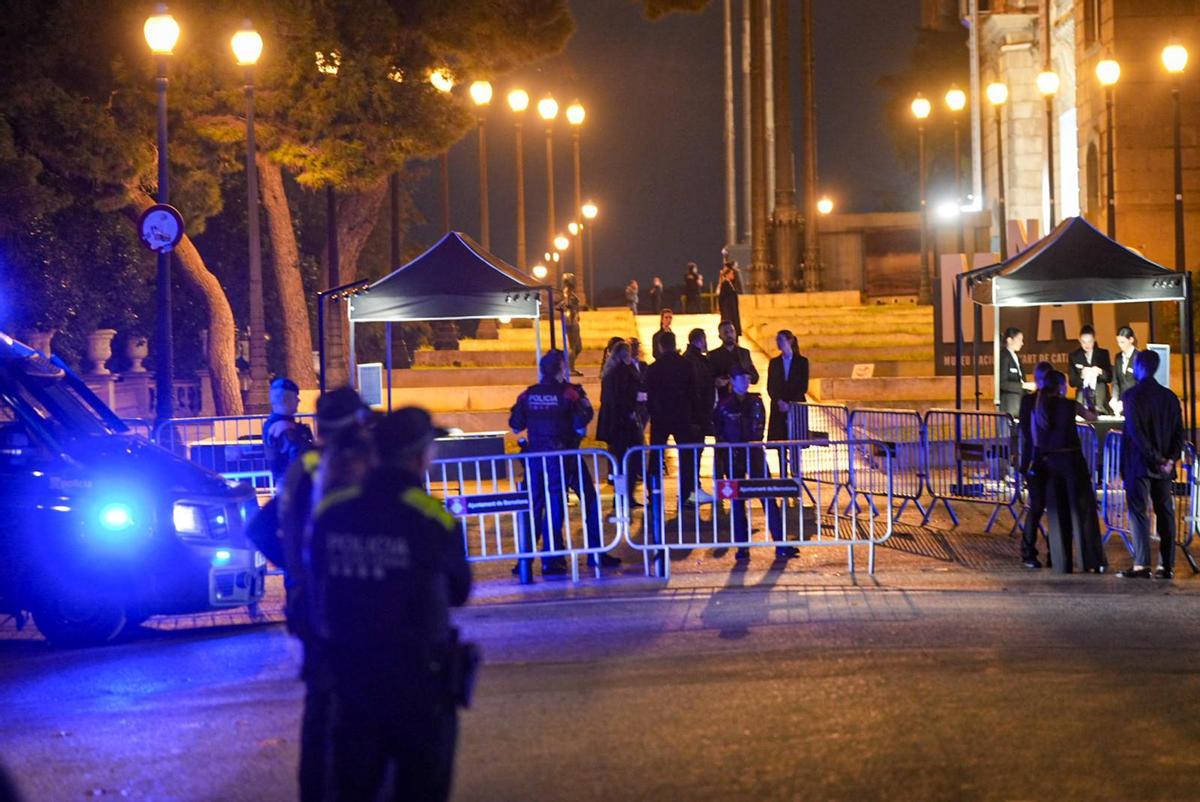 Los fans seleccionados de Rosalía esperan horas para el listening party en el MNAC, Barcelona