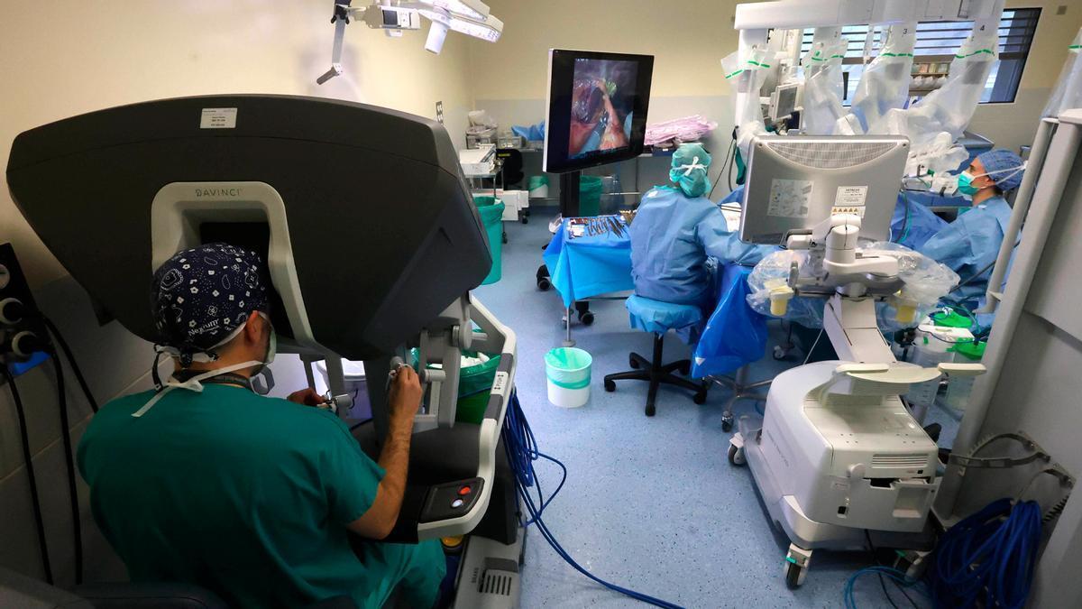 Hito en el Álvaro Cunqueiro: 100 cirugías robóticas hepatobiliares