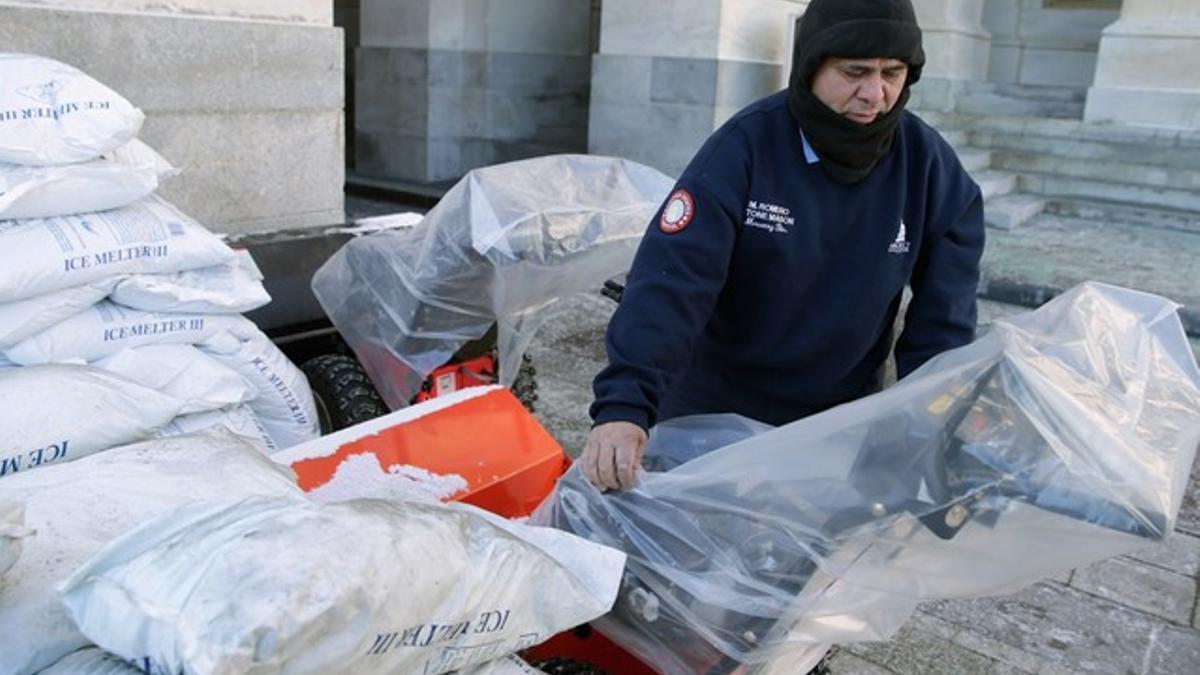 Un hombre se prepara para la llegada de 'Jonas', la primera gran tormenta del invierno, en Washington DC.