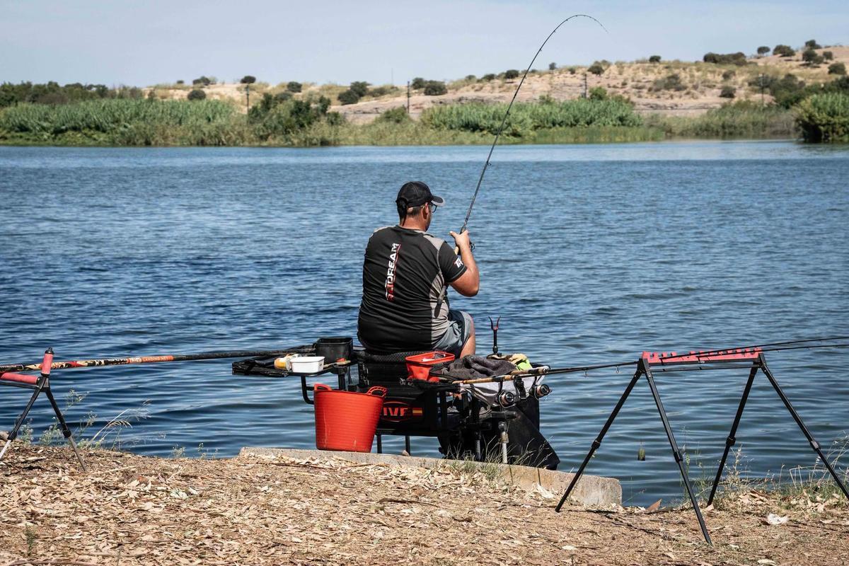 Aficionados durante el concurso de pesca celebrado en la capital extremeña.