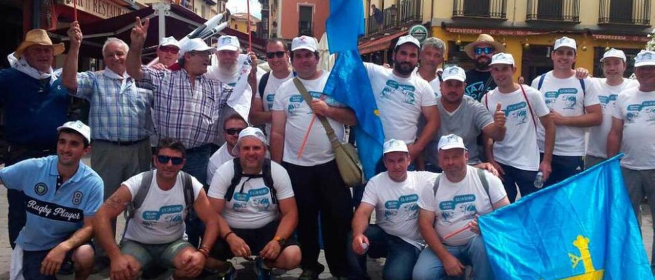 Los ganaderos del Principado que participan en la protesta de Castilla y León, ayer, con banderas de Asturias, en un pueblo de Valladolid.