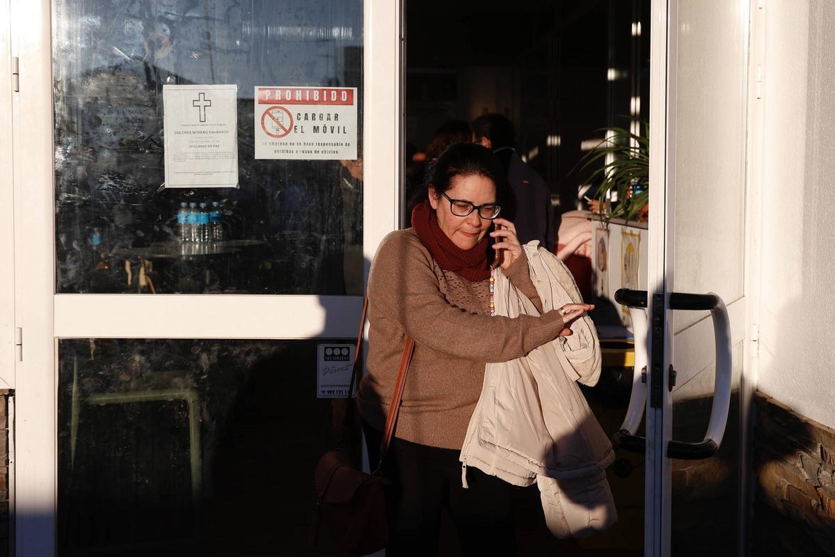 Una víctima sale del hogar del pensionista por la mañana.