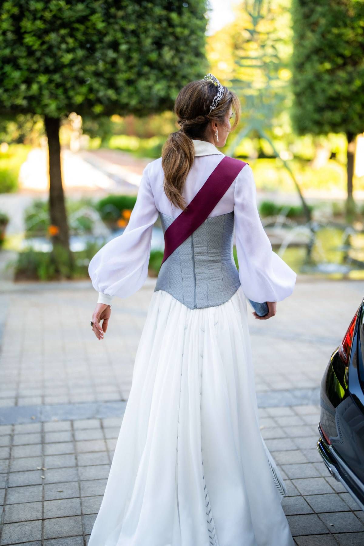 Rania de Jordania luce un vestido con corsé en su jubileo de plata