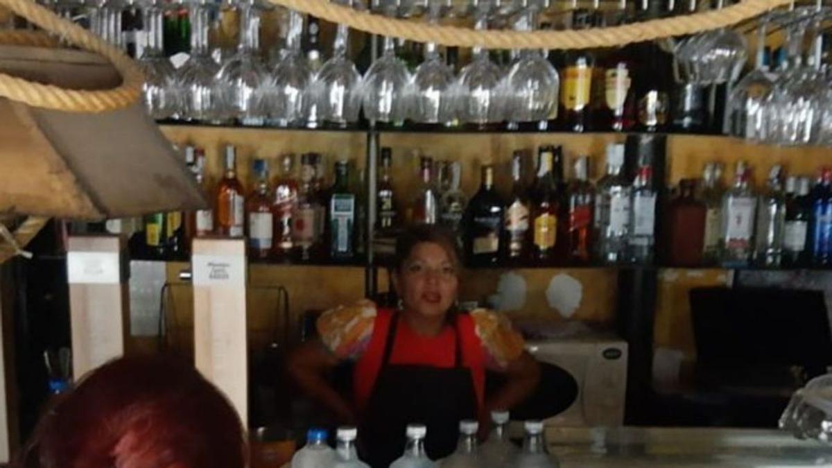 Un bar sin electricidad en Galende. | A. S.