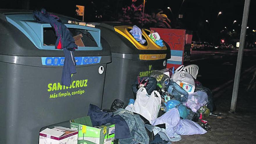 Basura acumulada en contenedores de Santa Cruz de Tenerife.