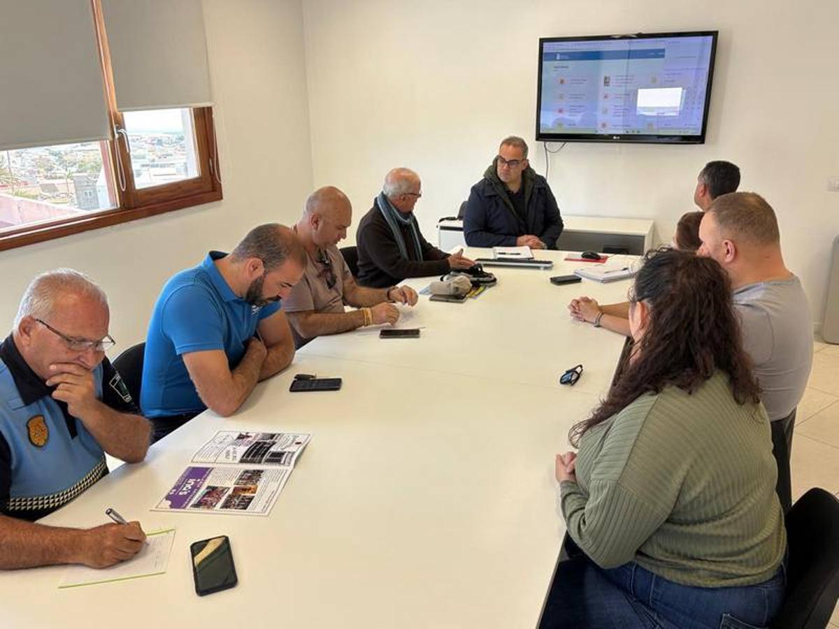 Reunión celebrada este viernes en Ingenio, en la que participaron representantes del Ayuntamiento, Oficina de Seguridad, Policía Local y del Patronato del Carnaval de Carrizal.
