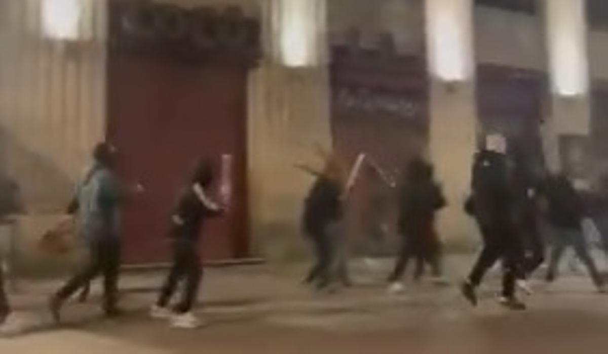 Los aficionados locales, con palos y encapuchados, sorprendieron a los franceses cuando estaban en un local de la calle Areal.